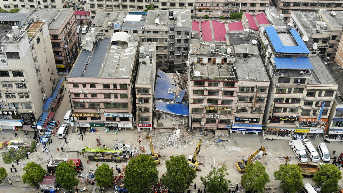 Cerca de 40 desaparecidos tras el derrumbe de un edificio de seis pisos en China