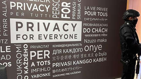 La Fiscalía de Ecuador allana las oficinas de la ONG relacionada al informático sueco Ola Bini, amigo de Assange