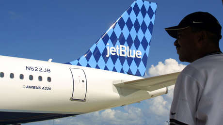 VIDEO: Pasajeros piden que les dejen salir de un avión en EE.UU. después de aterrizajes abortados