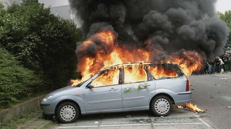 Un hombre se prende fuego al interior de su vehículo frente a la sede de Gobierno en Chile (VIDEO)