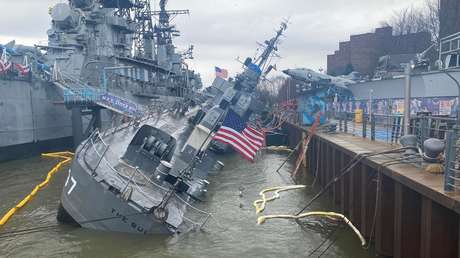 VIDEO: Un destructor estadounidense de la Segunda Guerra Mundial se hunde parcialmente