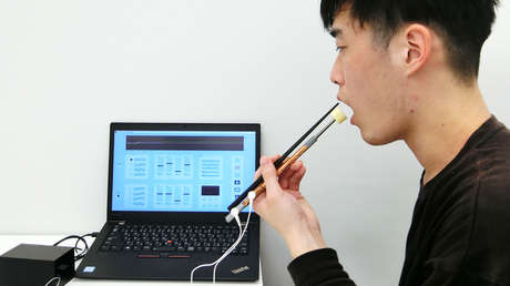 Desarrollan en Japón unos palillos que potencian el sabor salado para las personas con dietas bajas en sodio