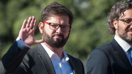 Le lanzan una piedra a Boric en un acto en Coquimbo mientras persisten los ataques en el sur de Chile