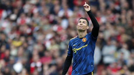 Cristiano Ronaldo convierte su gol número 100 en la Premier League y se lo dedica a su bebé fallecido (VIDEO)