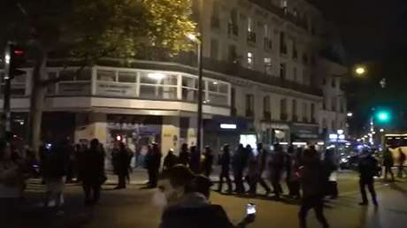 VIDEOS: Policía dispersa con gases lacrimógenos a los manifestantes que protestan en París por los resultados de las presidenciales francesas