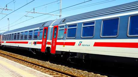 Un revisor de tren italiano vuelve al trabajo después de ser despedido injustamente por poner demasiadas multas