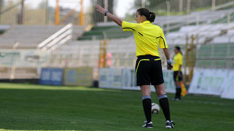 Indignación en España por el intento de agresión de un entrenador a una árbitra en un partido de fútbol de niños (VIDEO)