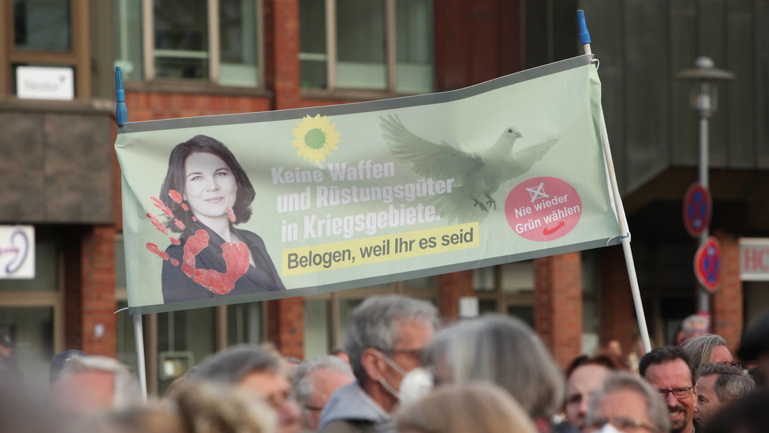 VIDEO: Abuchean por "belicista" a la ministra alemana de Exteriores en un acto de campaña