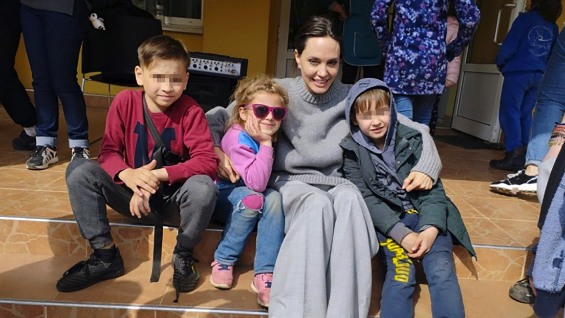 VIDEO: Angelina Jolie se refugia tras activarse las sirenas antiaéreas en la ciudad ucraniana de Lvov