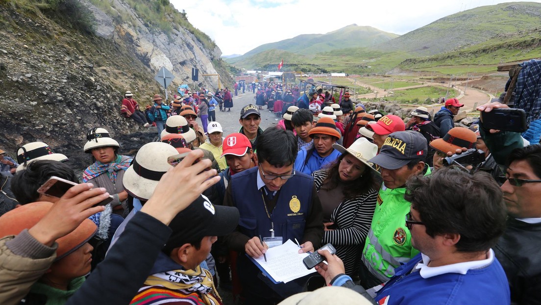 Trabajadores de la minera Las Bambas marchan en la capital peruana y piden al Gobierno que solucione el conflicto que mantiene paralizada la planta