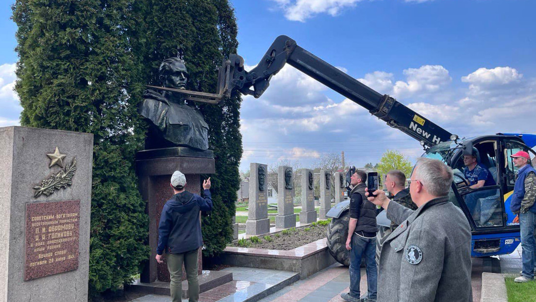 Retiran en Ucrania el monumento de un héroe de la URSS que acabó con las vidas de 11 generales nazis