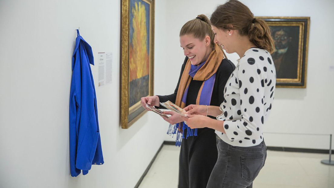 Una anciana roba una chaqueta en exhibición en el Museo Picasso de París y la lleva a una modista para que se la deje a medida