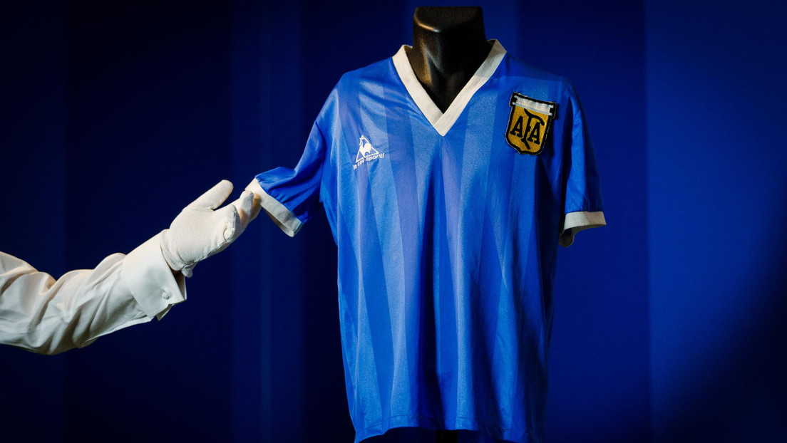 Subastan por un valor récord en el mundo del deporte la camiseta que vistió Maradona en el partido de 'La mano de Dios'