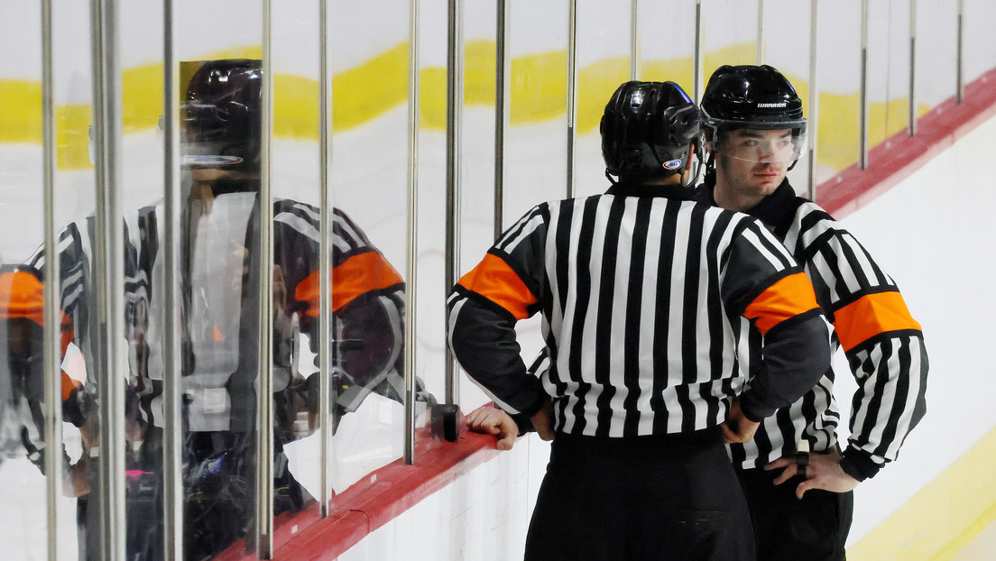 Un coordinador de la NHL resulta herido tras caerle un pesado panel de plexiglás en la cabeza durante un partido de los Boston Bruins