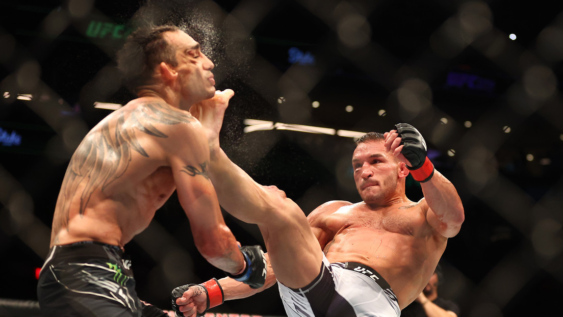 VIDEO: Michael Chandler noquea a Tony Ferguson сon una brutal patada frontal en la cara en el evento UFC 274