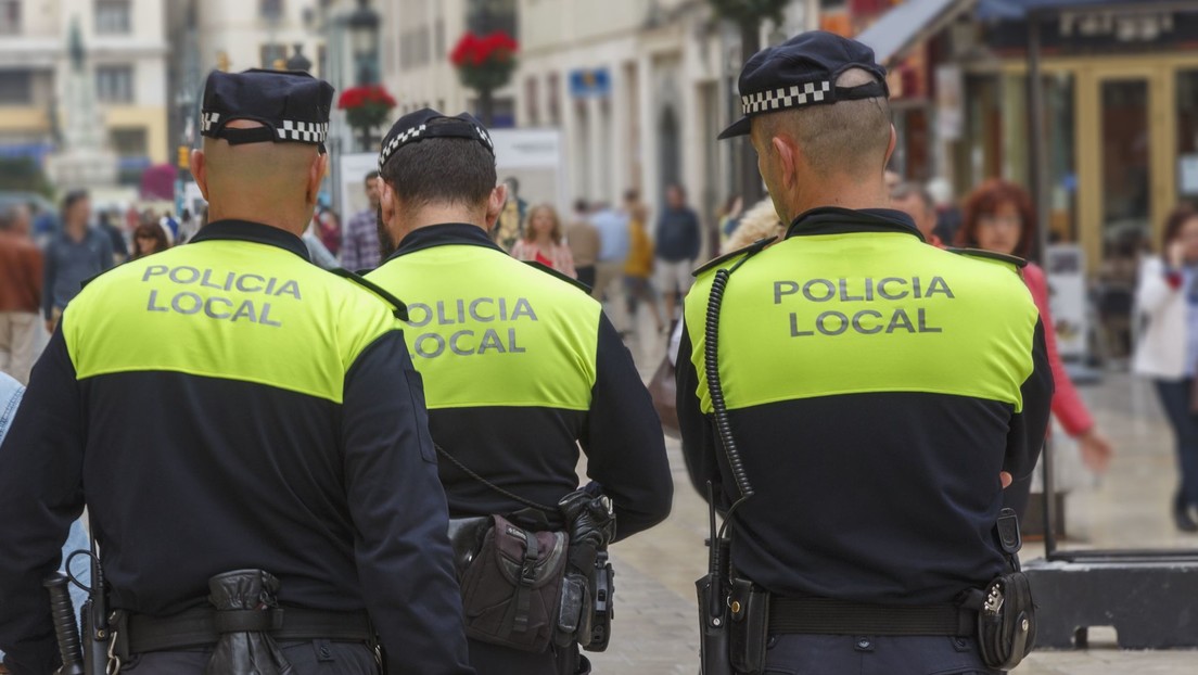 La Policía detiene en España a tres hombres mientras perpetraban una violación grupal a una mujer en una playa
