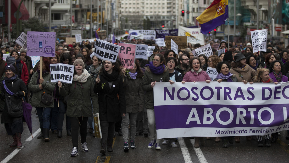 Sin permiso paterno para abortar a partir de los 16 años y bajas laborales por reglas dolorosas: España avanza en una nueva reforma de ley