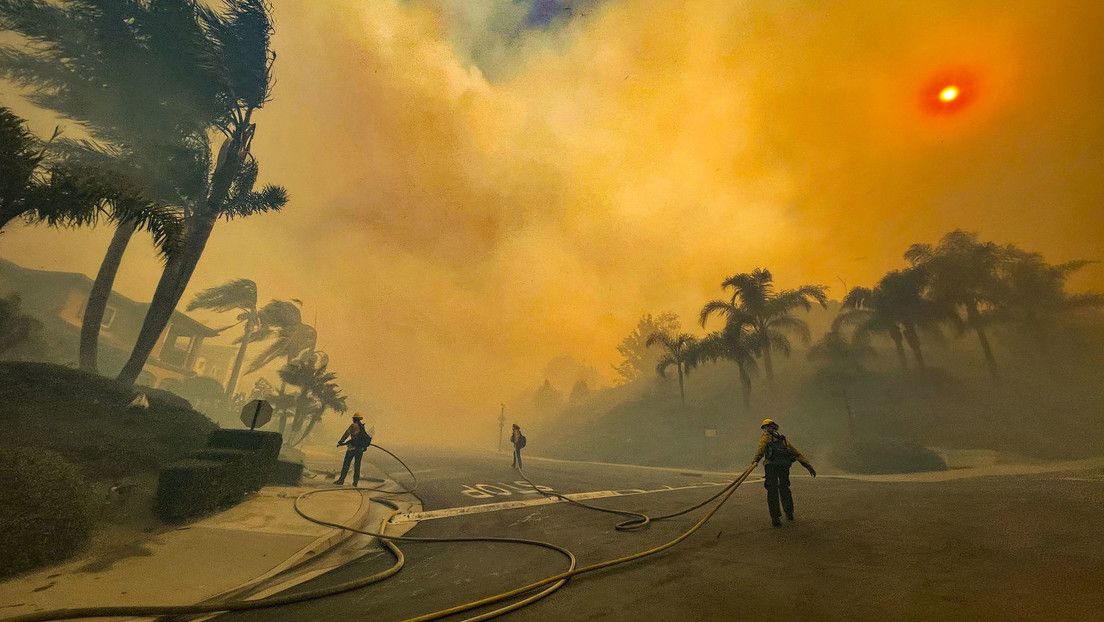 FOTOS, VIDEO: Al menos 20 mansiones son destruidas por un incendio forestal en California