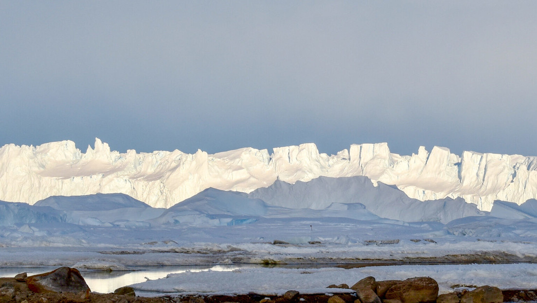 Científicos descubren un inmenso lago cubierto por tres kilómetros de hielo en la Antártida
