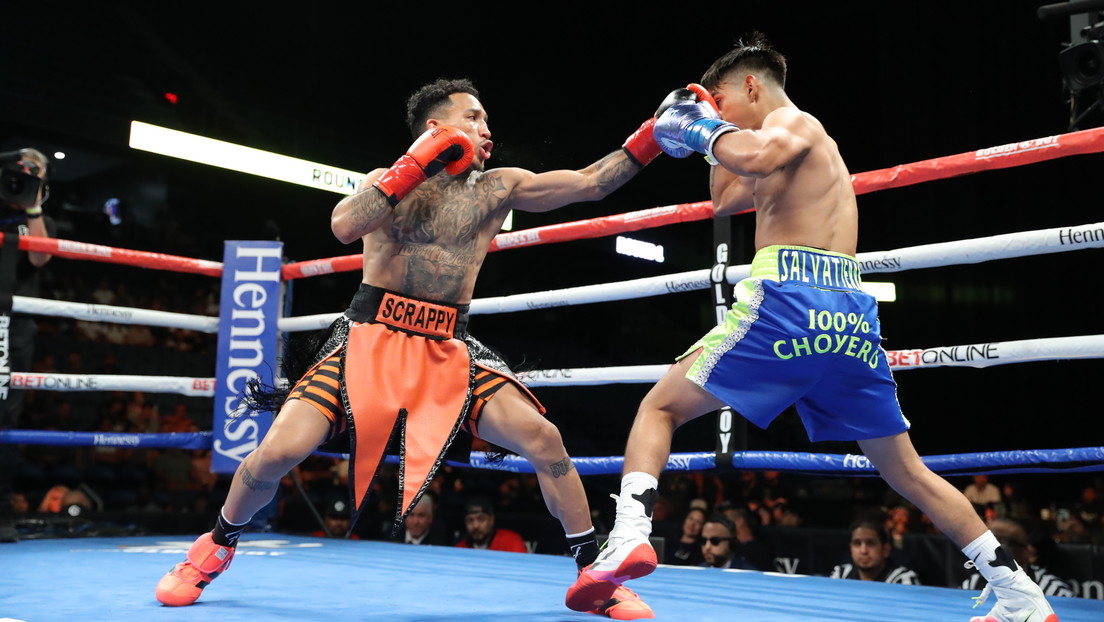 VIDEO: Boxeador mexicano cae noqueado fuera del 'ring' al recibir un devastador derechazo al final del primer asalto