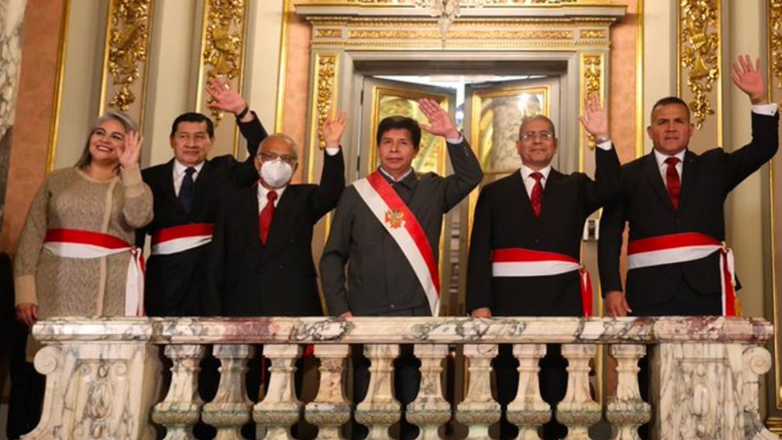 Pedro Castillo sustituye a cuatro ministros en medio de la escalada de la crisis política