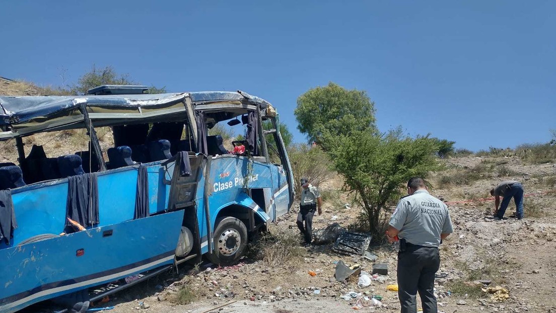 Al menos 6 muertos y 19 heridos deja la volcadura de un autobús que transportaba migrantes en México