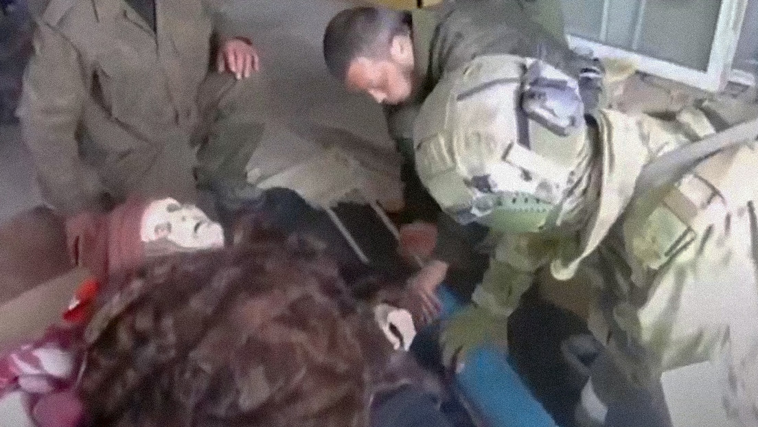 "Llevamos 8 años esperándoles": Una anciana herida agradece a soldados de Rusia y de la república de Donetsk