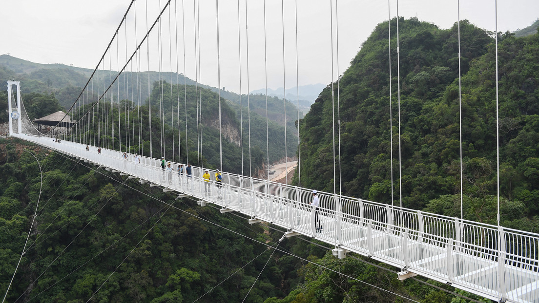 VIDEO: Inauguran en Vietnam el puente de cristal más largo del mundo
