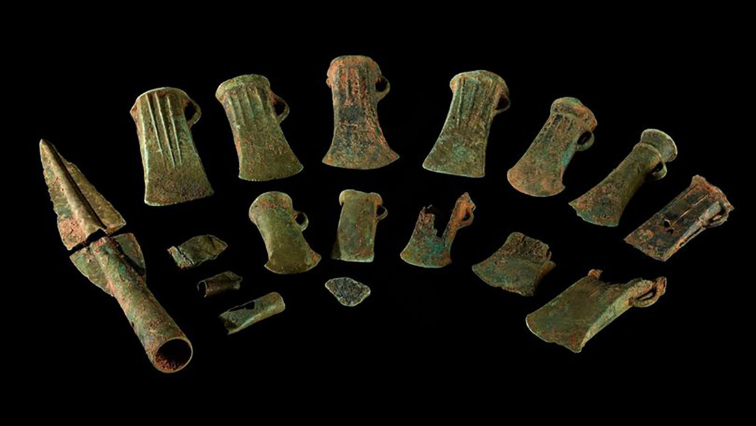 Arqueólogo británico aficionado encuentra un tesoro de la Edad de Bronce en Gales