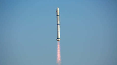 VIDEO: China envía cinco satélites a bordo de un cohete portador lanzado desde una plataforma flotante