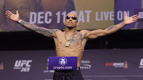 El campeón de peso ligero de la UFC es despojado de su título después de un hecho insólito durante un pesaje