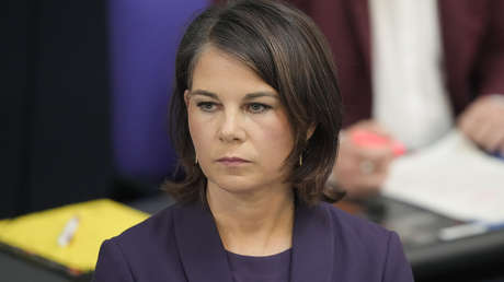 Lanzan huevos contra la ministra de Exteriores de Alemania durante un evento (VIDEO)