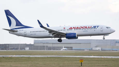 Pasajeros de un vuelo de Israel a Turquía reciben fotos de accidentes aéreos en sus teléfonos y cancelan el despegue