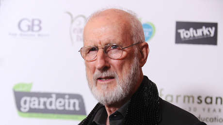 VIDEO: El actor James Cromwell pega su mano a un mostrador de Starbucks durante una protesta animalista