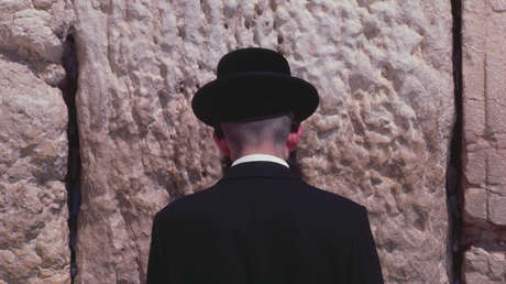 Acusan a Lufthansa de antisemitismo tras excluir a un grupo de pasajeros judíos ortodoxos de un vuelo (y la aerolínea alemana responde)