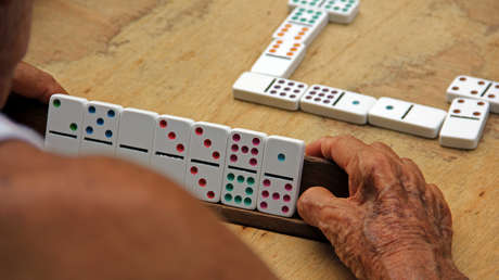 Un afrocaribeño gana una demanda de racismo tras prohibirle jugar al dominó en una plaza de Londres por ser demasiado "ruidoso"