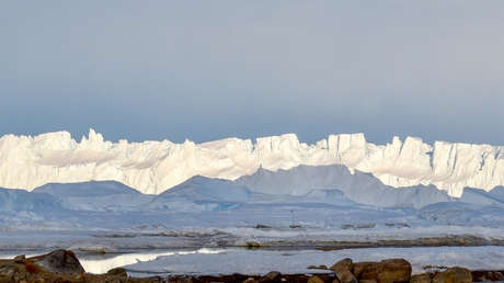 Científicos descubren un inmenso lago cubierto por tres kilómetros de hielo en la Antártida
