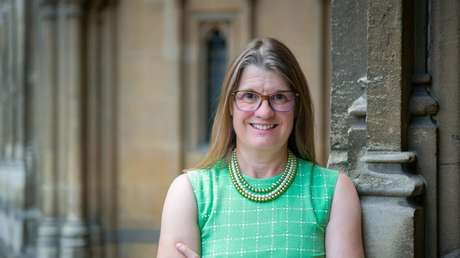 Una ministra británica recomienda "trabajar más o conseguir un mejor empleo" para afrontar la subida del costo de vida