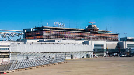 VIDEO: Un gran incendio quema en las inmediaciones del aeropuerto de Ginebra