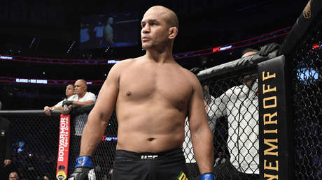 VIDEO: Excampeón de peso pesado de la UFC se disloca un hombro en su debut en la liga de MMA de Khabib Nurmagomédov