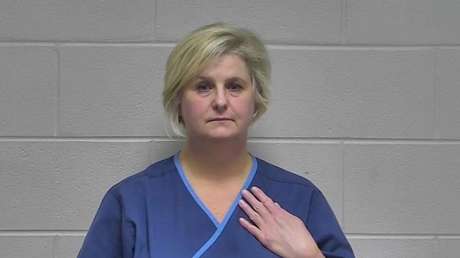 Una pediatra intenta contratar a un sicario para matar a su exesposo, pero resulta ser un agente encubierto del FBI