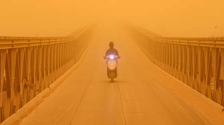 Irak cancela vuelos y declara un día festivo en medio de una gran tormenta de arena (FOTOS, VIDEOS)