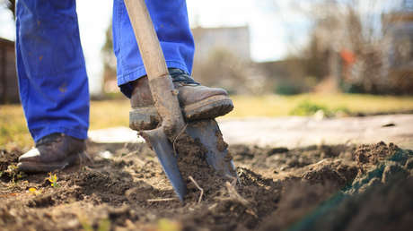 VIDEO: Anciano se cose la boca y se entierra vivo en protesta por el abandono del Estado colombiano