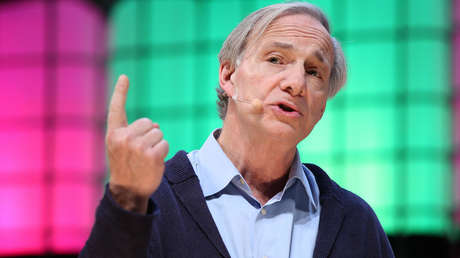 Ray Dalio asegura que "el efectivo sigue siendo basura" pero las acciones son aún peor