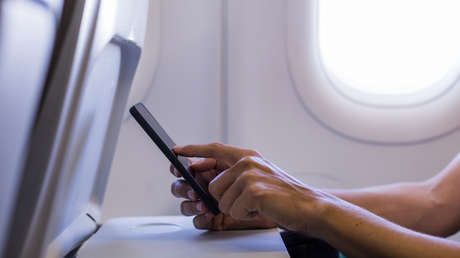 El teléfono de un pasajero se incendia en un avión y obliga a abortar el despegue