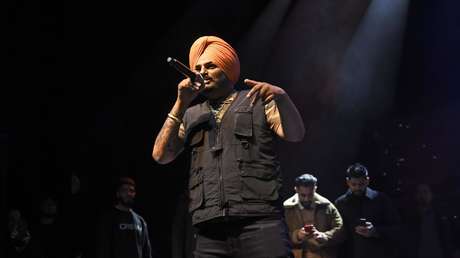 El popular rapero indio Sidhu Moose Wala es asesinado a tiros días después de que las autoridades recortaran su seguridad