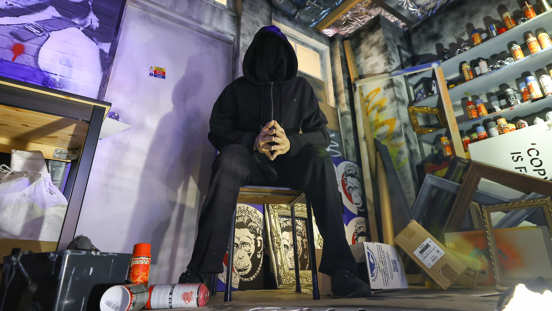 El concejal de un pueblo del Reino Unido dimite por la "crisis existencial" que le causaron los rumores de que es el famoso artista callejero Banksy