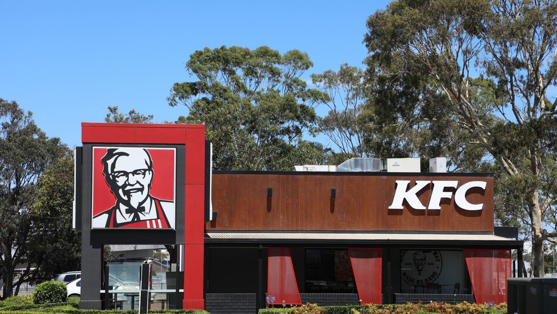 La escasez de lechuga en Australia obliga a KFC a reemplazarla por repollo en sus hamburguesas (y los consumidores no están contentos)