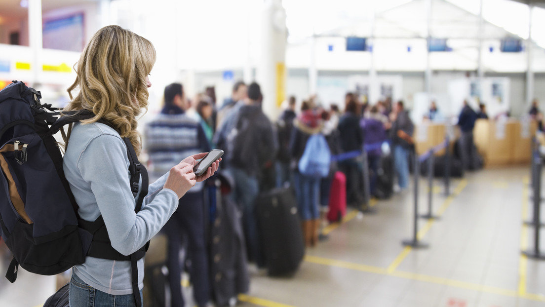 Conexiones perdidas, vuelos anulados y largas esperas: caos en los aeropuertos europeos por la falta de personal y el aumento del tráfico de pasajeros