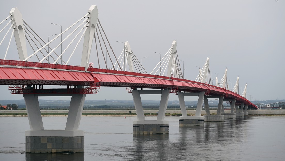 Inauguran el primer puente para el tráfico de automóviles entre Rusia y China